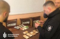 ДБР викрило у Чернівцях правоохоронця та працівника військкомату на організації виїзду ухилянтів за кордон