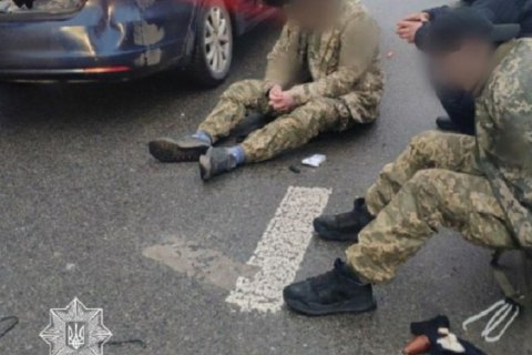 В Киеве задержали мародеров, которые вынесли из автосалона сейф и кофемашину 