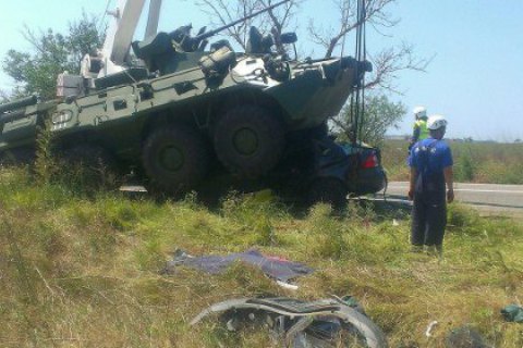 В Крыму в колонну российской бронетехники врезался легковой автомобиль