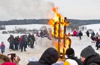 В родовой усадьбе Тютчева на Масленицу сожгли чучело доллара