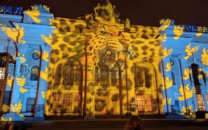 Швейцарський художник підсвітив Одеську оперу кольорами українського прапора