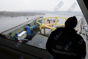 На строительстве Подольского моста в Киеве упал кран