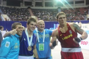 Азаров вручил боксерам ордера на походы к губернаторам за квартирами