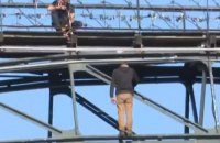 В Киеве перекрывали улицу из-за мужчины, угрожавшего прыгнуть с моста (обновлено)