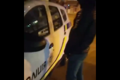 Двое киевлян получили уголовное дело за справление нужды на автомобиль полиции