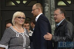 Оппозиция продолжает отрабатывать вариант отказа от мандатов