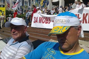 "Скорая" забрала третьего голодающего из-под Украинского дома 