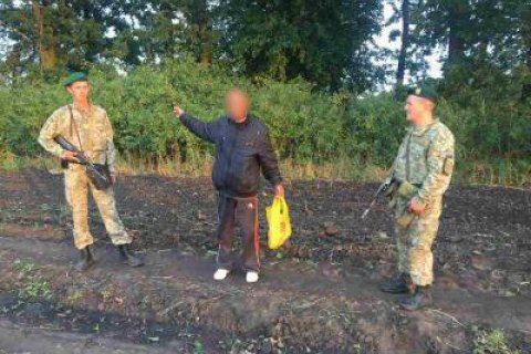Пограничники задержали мужчину с пакетом конопли, который пешком шел в Россию