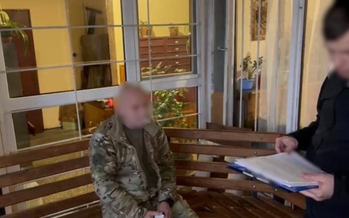 Посадовця Міноборони судитимуть у справі про організацію переправлення чоловіків через кордон