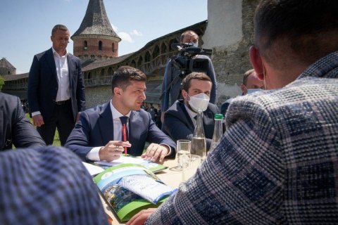 Зеленский поддержал идею привлечь туристов отменой виз