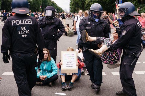 В Берлине задержали около 600 человек во время акций против COVID-ограничений