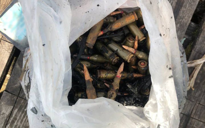 В Києві в водоймі знайшли магазини до автомату та набої
