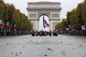Во Франции запретили просить милостыню на Елисейских полях