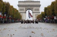 Во Франции запретили просить милостыню на Елисейских полях