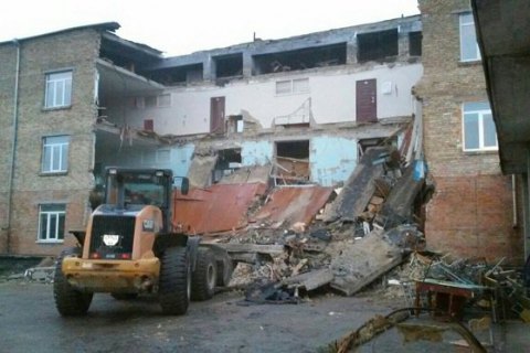 Рятувальники розібрали завали зруйнованої школи у Василькові