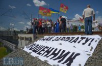 Строители ж/д моста на Выдубичах перекрыли его шинами из-за долгов по зарплате