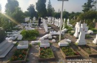 В Стрые 20-летний мужчина повредил почти 60 могильных памятников и пытался скрыться от полиции