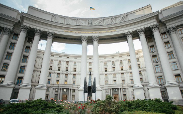  У Києві перед будівлею МЗС України встановили восьмиметрову сталеву скульптуру "Фенікс"