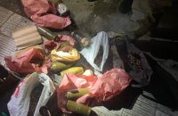 Поліцейські Харківщини вилучили чоловіка сотні набоїв, подривачі та корпуси гранат