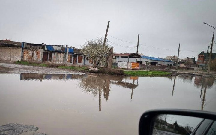 В окупованому Маріуполі дощ затопив квартири та дороги