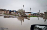 В окупованому Маріуполі дощ затопив квартири та дороги