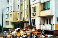 Пострадавшие от взрыва жилого дома на Позняках до сих пор не получили новые квартиры, а их мебель и технику выбрасывают из окон