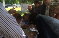 ​На "референдуме" в Мариуполе голосуют прямо на улице 