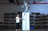 У Китаї презентували робота-гуманоїда, який може стрибати на два метри