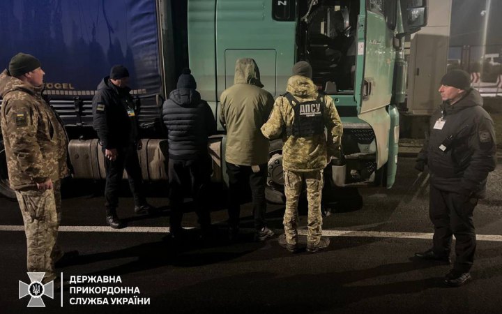 Прикордонники виявили чоловіка у нестандартній схованці