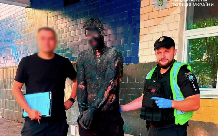 У Києві чоловік стрибнув у бочку смоли, щоб замаскуватися для пограбування магазину