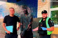 У Києві чоловік стрибнув у бочку смоли, щоб замаскуватися для пограбування магазину