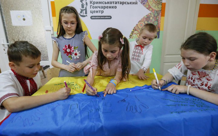 Кабмін спростив організацію виїзду дітей за кордон