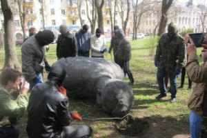 В Чернигове снесли памятники Щорсу и Крапивянскому