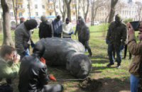 В Чернигове снесли памятники Щорсу и Крапивянскому