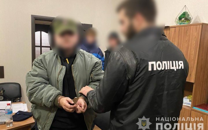 На Полтавщині керівник лікарні та місцевий депутат отримували “відкати” під час ремонту укриття у медзакладі, – поліція
