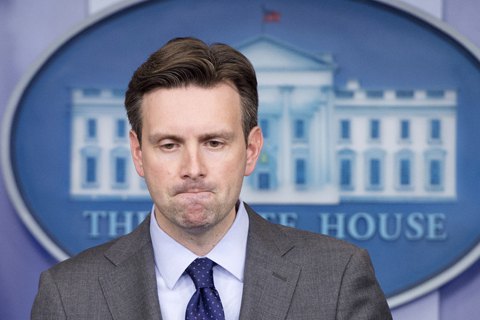 Трамп назвал "глупым парнем" официального представителя Белого дома