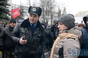 "Беркут" избил Оробец за съемку того, как силовикам раздают гранаты