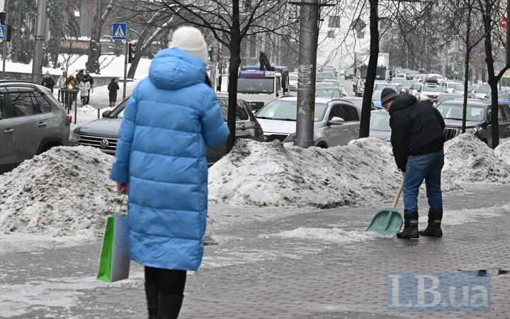 Київським комунальникам повідомили про підозри через погану обробку міста протиожеледними засобами
