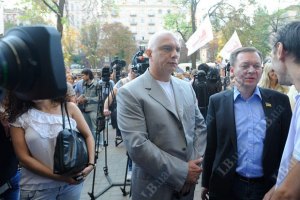 Суд разрешил мужу и дочери защищать Тимошенко и закрылся до среды