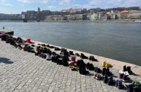 У Будапешті біля меморіалу “Взуття на березі Дунаю” вшанували пам’ять загиблих у Маріуполі