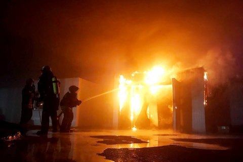 В Запорожье сгорели склады рыбзавода "Аркадия"