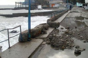 В Алуште шторм разрушил набережную