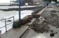 В Алуште шторм разрушил набережную