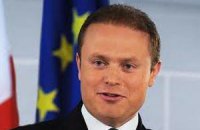 Янукович и Азаров примут премьера Мальты
