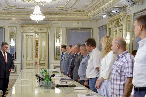 Порошенко подключил волонтеров к борьбе с контрабандой на Донбассе 