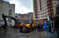 На незаконную стройку в Киеве вновь пригнали строительную технику