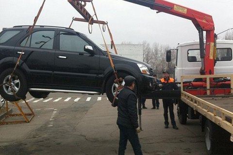Кабмин утвердил порядок временного задержания транспорта на парковке