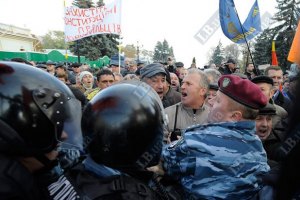 ​Протестующих под Кабмином становится все больше