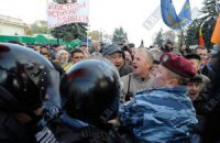 ​Протестующих под Кабмином становится все больше