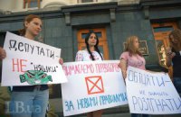 Возле Администрации президента одновременно прошли три пикета